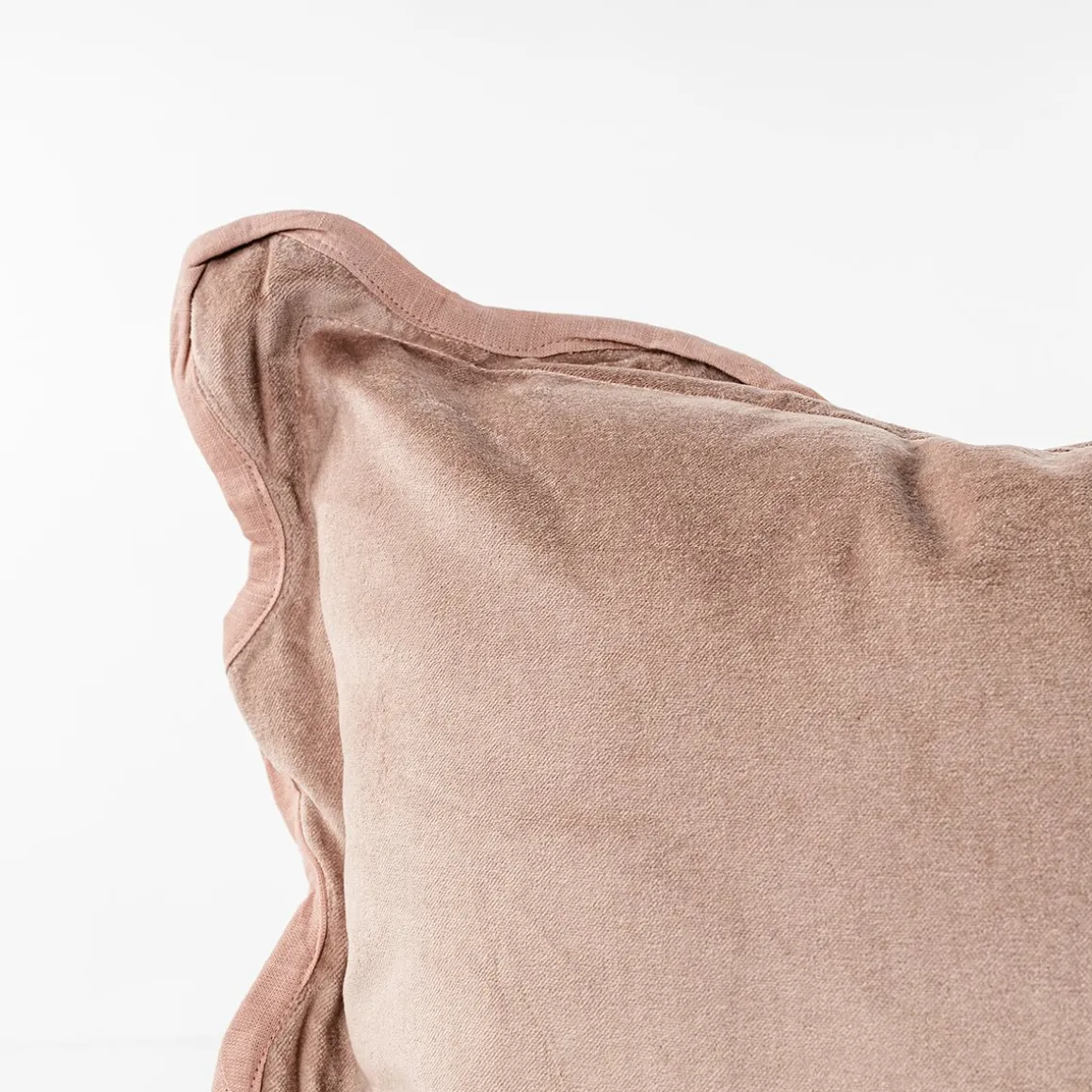 Almofada LITTLE COTTAGE rosa com folho 45x45cm