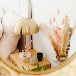 Candeeiro de mesa em metal dourado com base de mármore