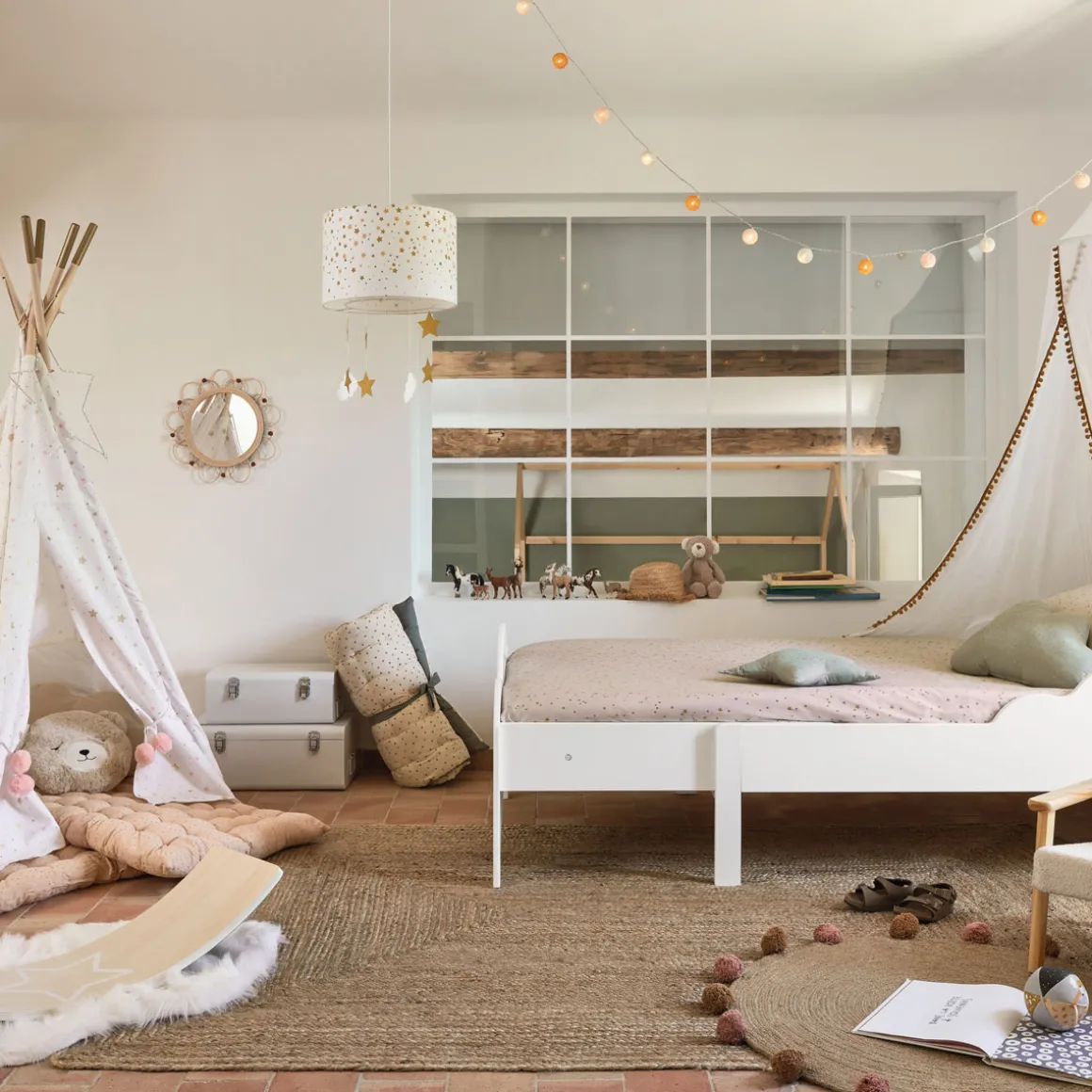 Candeeiro de teto branco e dourado com pendurantes