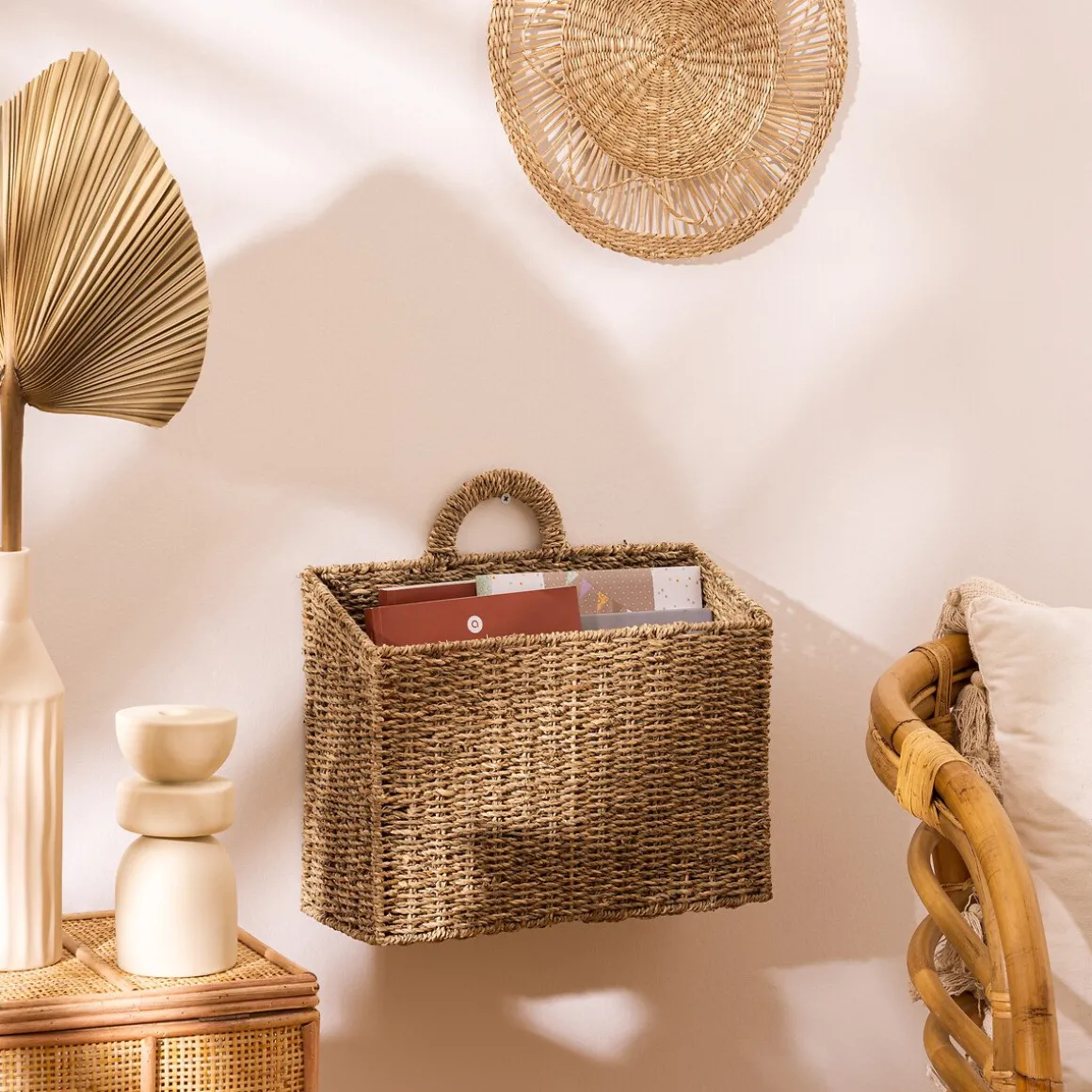 Cesto cora bege em ráfia para pendurar