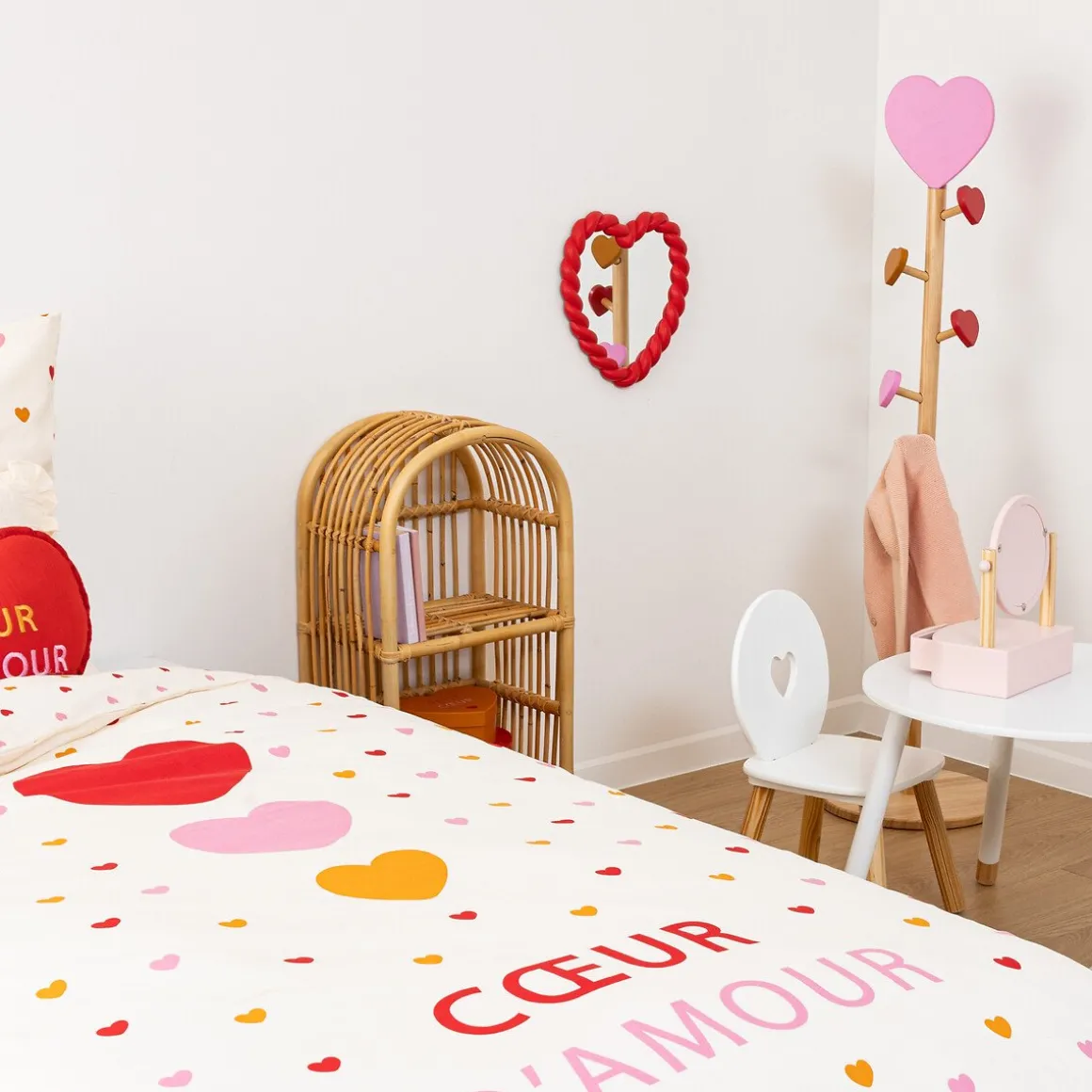 Espelho em forma de coração vermelho