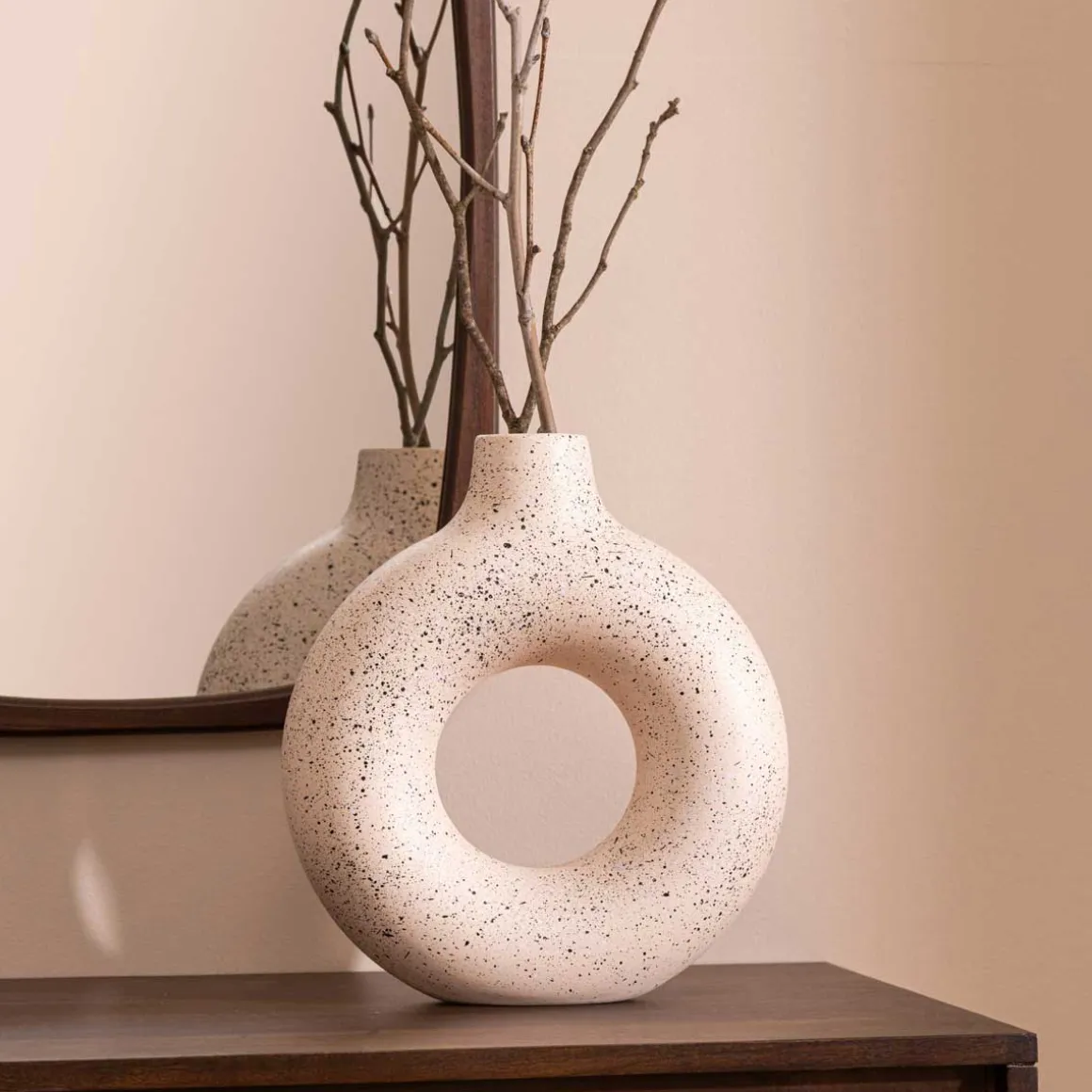 Jarra de cerâmica branca com pontos pretos 30cm