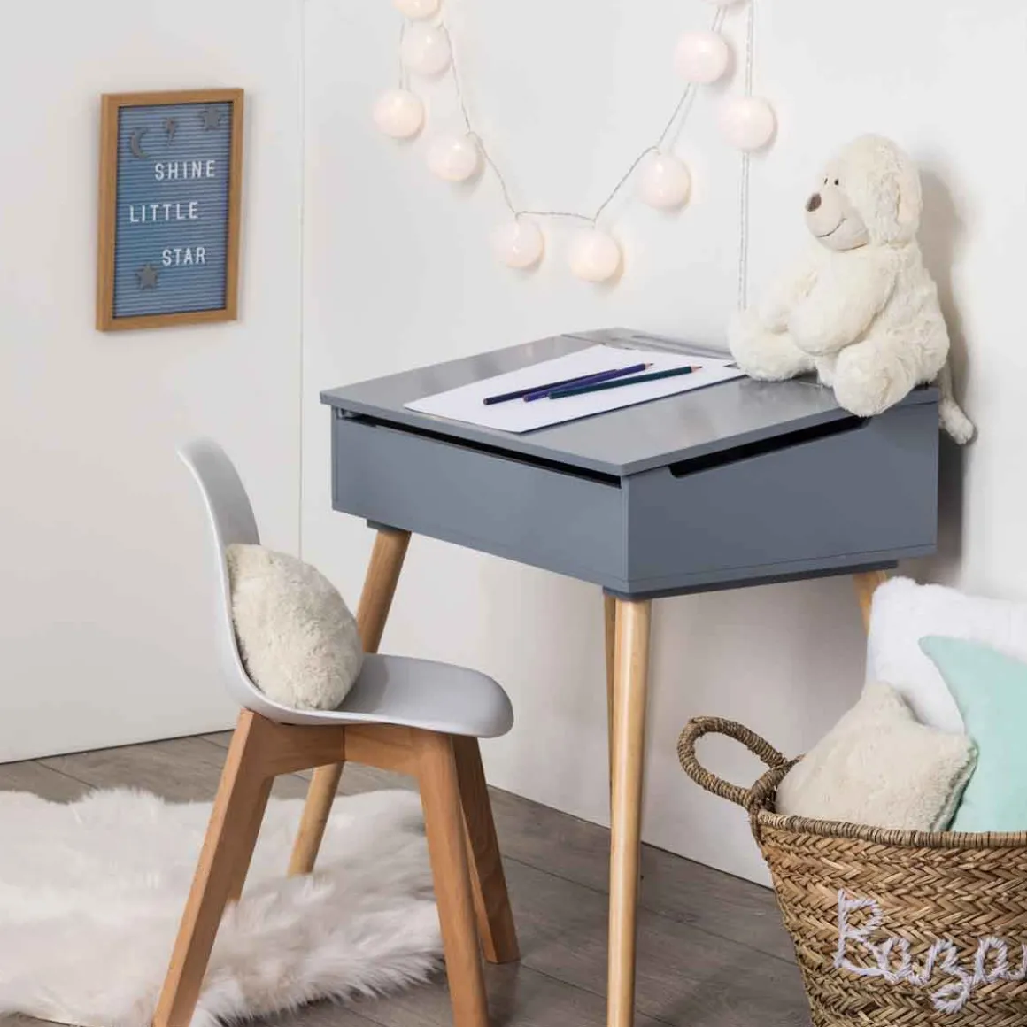 Secretária cinza com arrumação