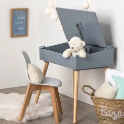 Secretária cinza com arrumação