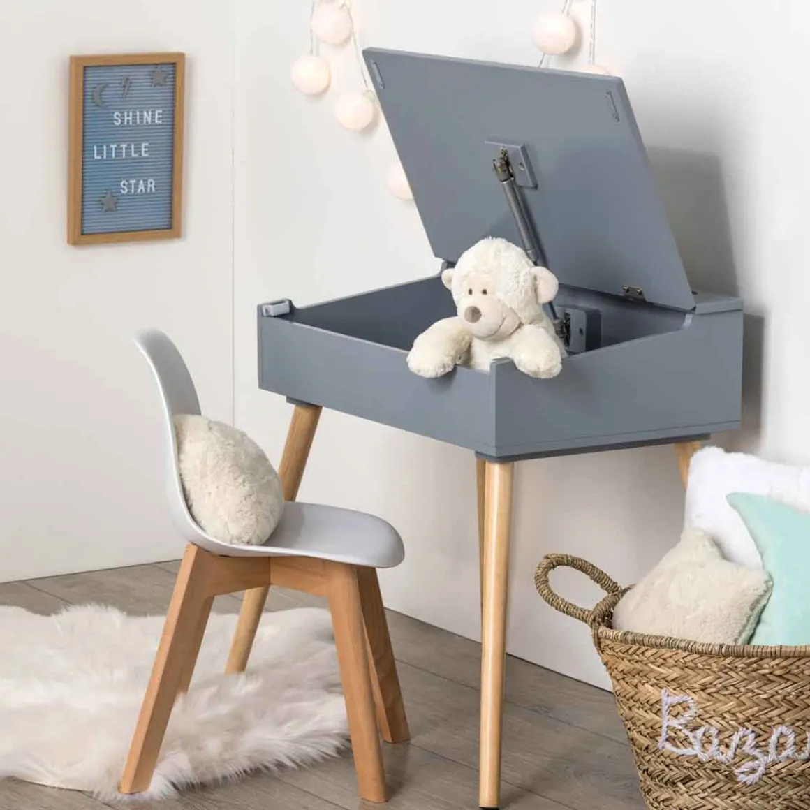 Secretária cinza com arrumação