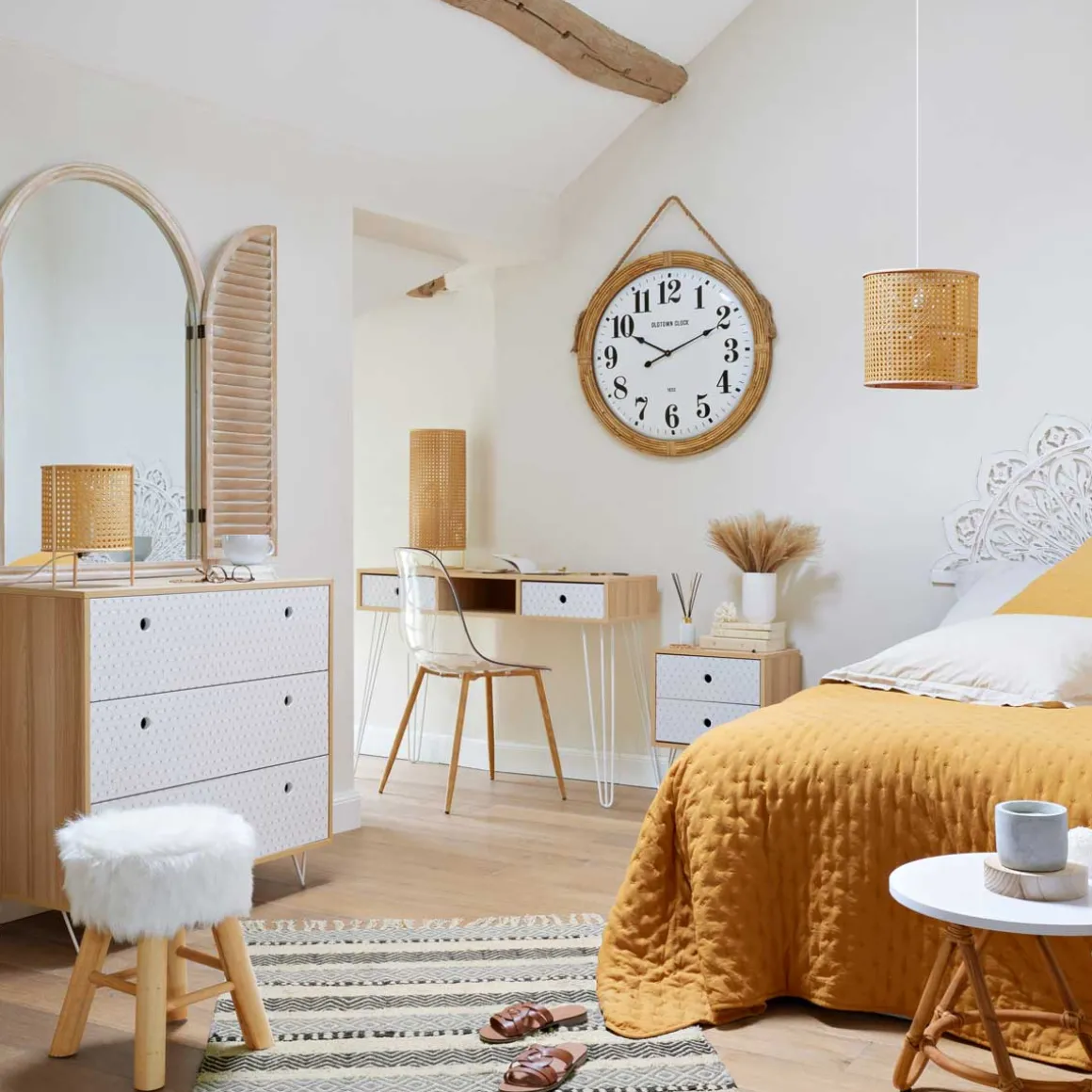 Tamborete com pelo branco e pernas em madeira