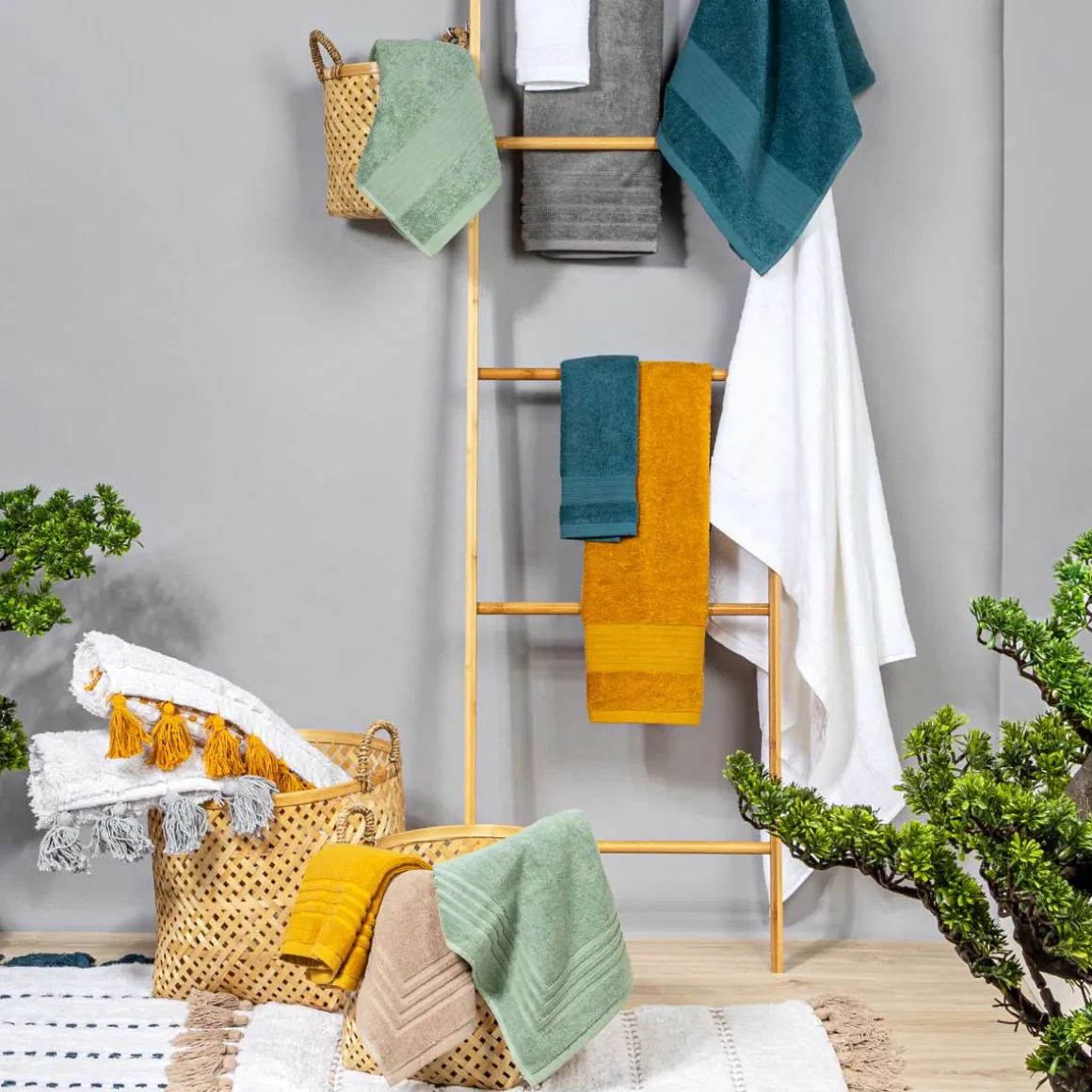 Tapete wc SOLAR azul petróleo com pompons 50x75cm